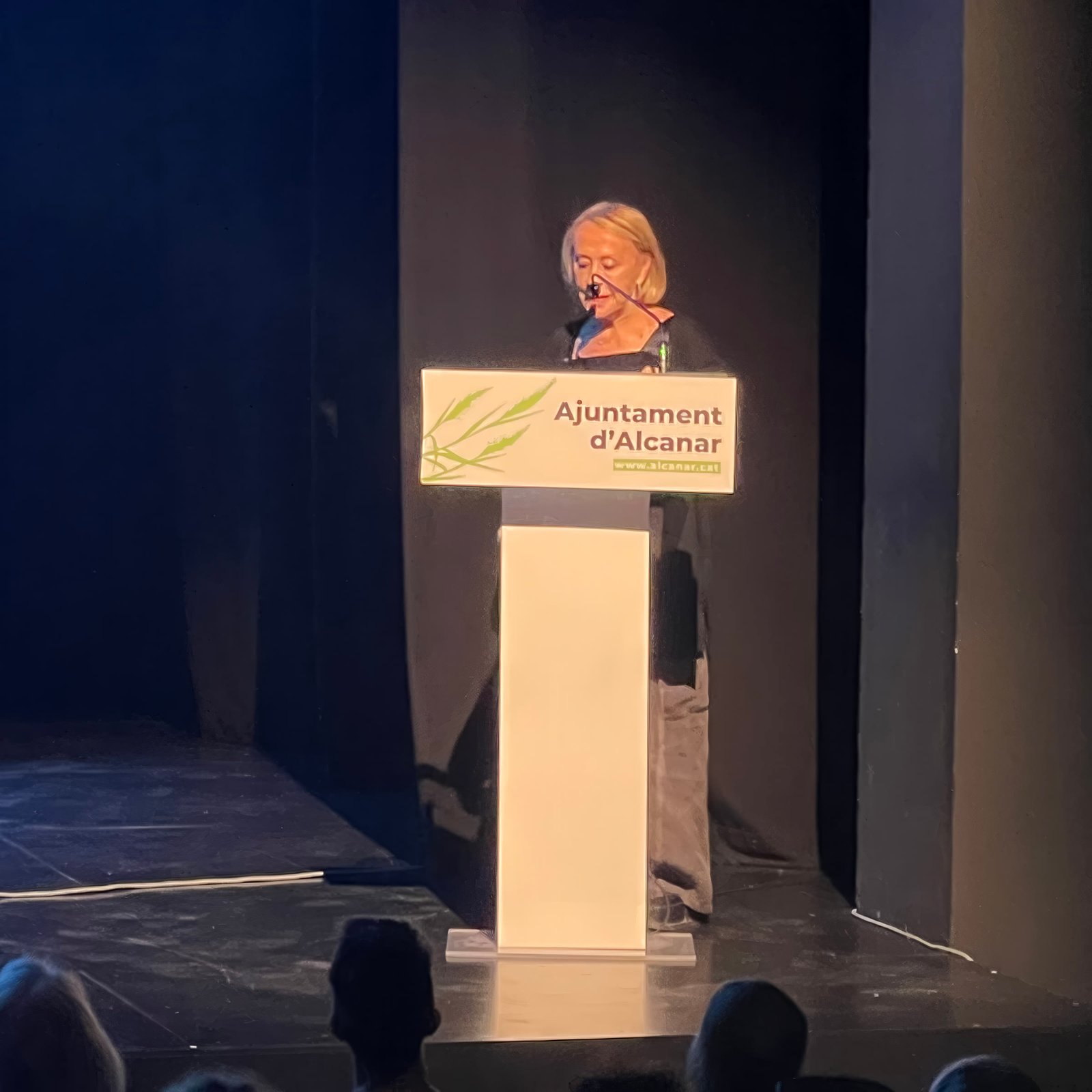 Isabel Escudé-Cofiner, hija del compositor y presidenta de la Fundación, en el Teatre Auditori d’Alcanar.